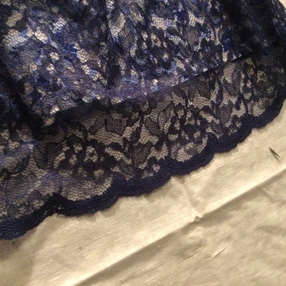 Adorable Express size small women’s top w/ layer of blue lace on top of shirt - Picture 4 of 9